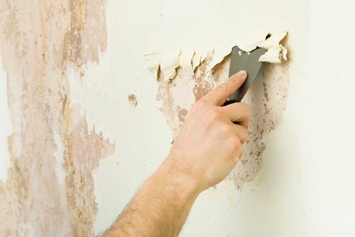 Bề mặt tường cũ bị bong tróc cần được làm mịn trước khi sơn lớp sơn mới