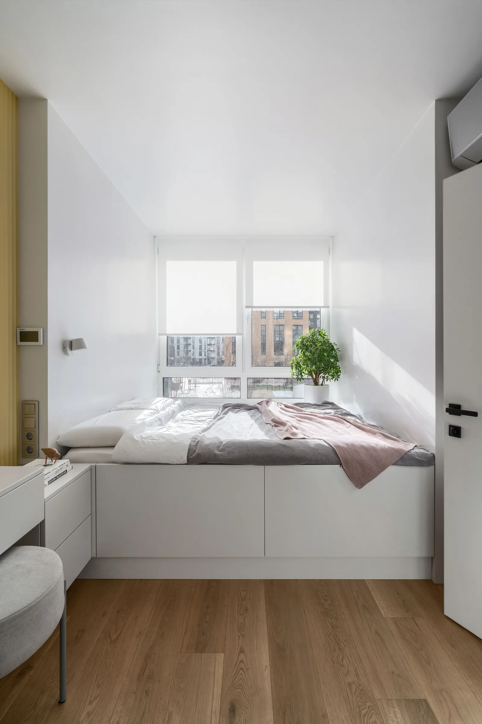 Phòng ngủ duy nhất trong căn hộ 50m2 này được thiết kế với tông màu gỗ - trắng làm chủ đạo