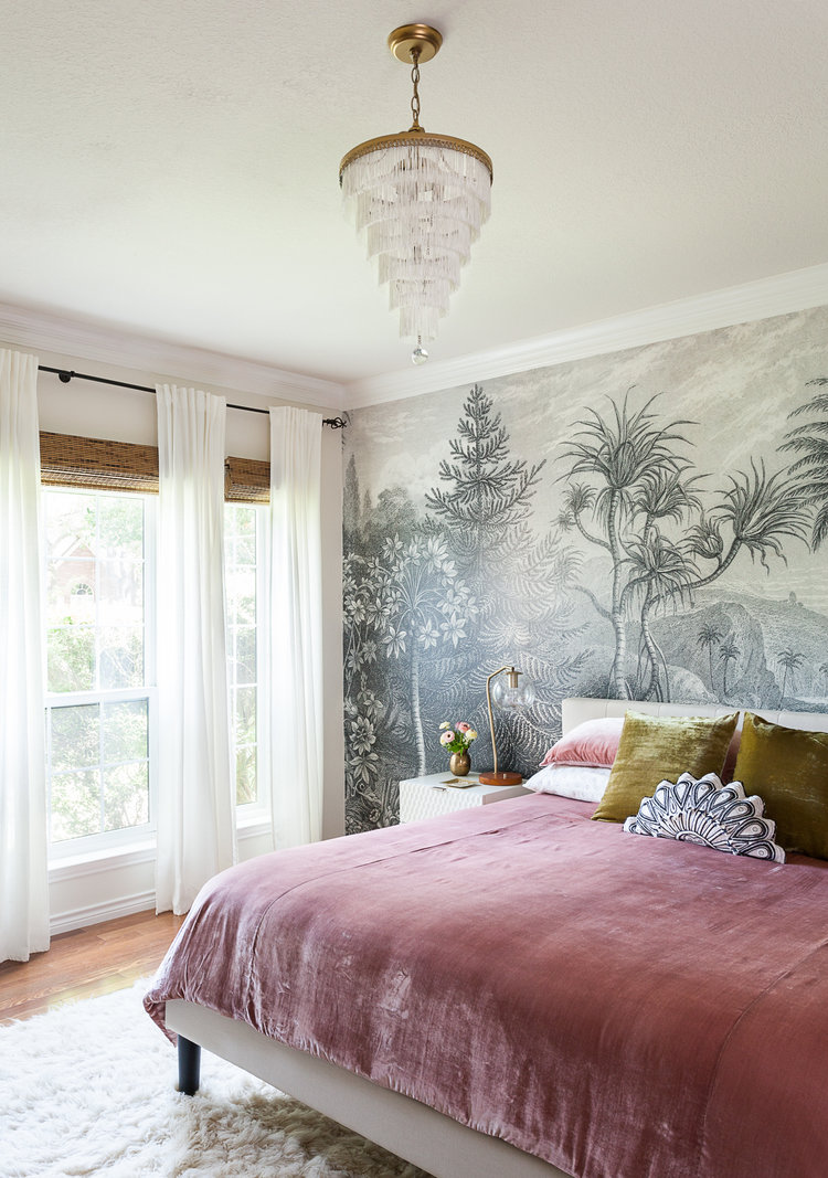 Dán tường phong cách scandinavian (vùng biển Bắc Âu) vô cùng ưa chuộng gam màu trắng, xám, hồng nhạt, đen…những gam màu pastel cũng sẽ làm cho phòng ngủ của bạn trở nên hài hòa, đẹp mắt