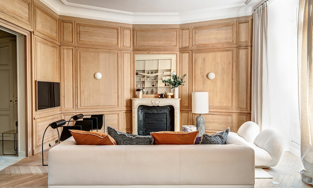 Việc sử dụng nội thất phòng khách bằng gỗ là điểm nhấn dung hòa về kiến trúc cổ điển và hiện đại, mang đến sự ấm áp, gần gũi mà không một loại vật liệu nào khác có thể thay thế được