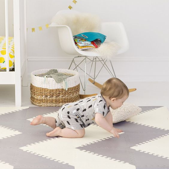 Mẹ cần chọn loại thảm xốp lót sàn cho bé có bề mặt êm ái, mềm mại vì làn da của trẻ rất mỏng manh, nhạy cảm khi tiếp xúc với thảm
