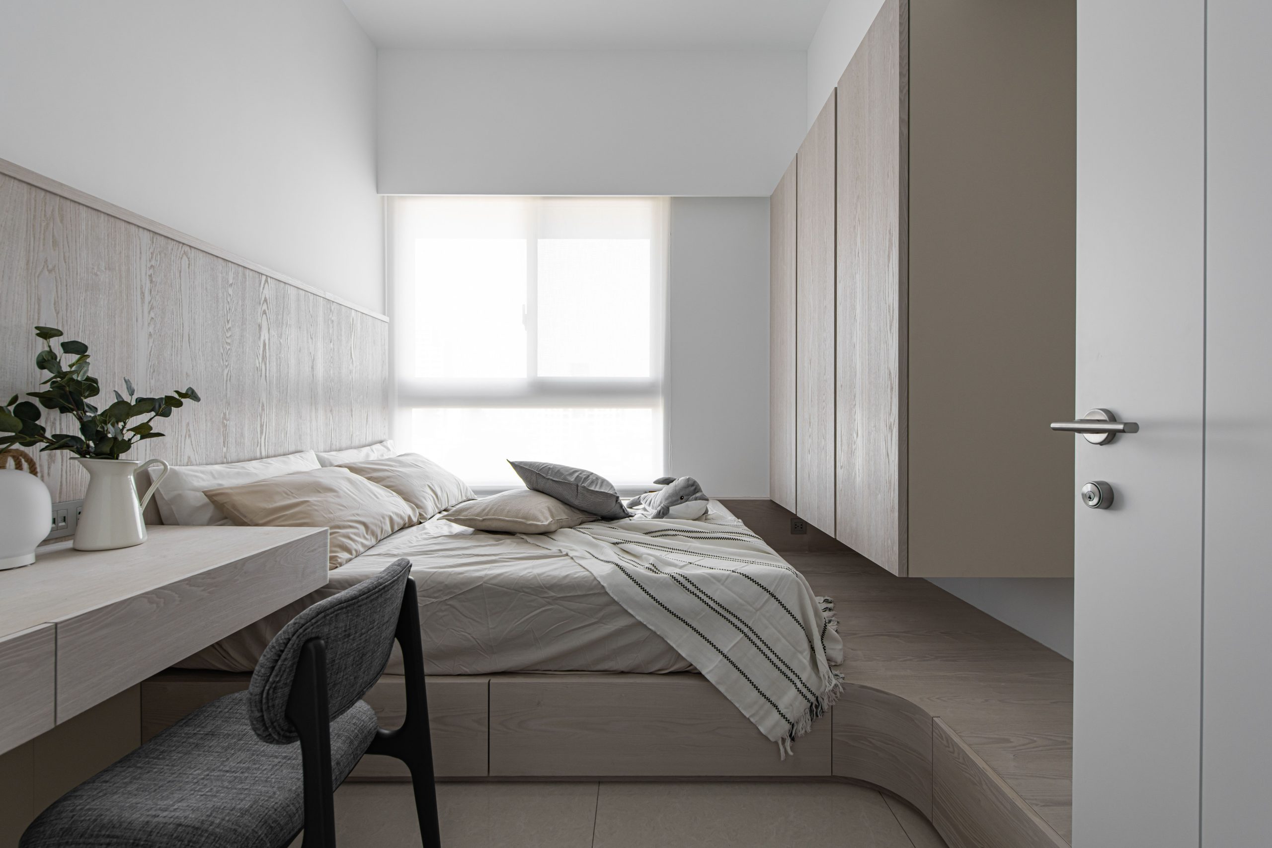Mẫu thiết kế sử dụng toàn bộ nội thất thông minh như: giường kết hợp với tủ đựng đồ bên dưới, tủ quần áo kết hợp với giá sách,… giúp tối ưu không gian mà vẫn đảm bảo tiện nghi nhất.