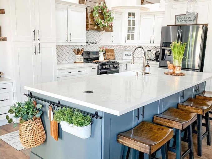 Không gian căn bếp trong lành với các giỏ cây xanh xinh xắn