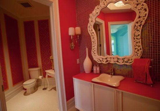 Phòng tắm ấn tượng hơn với sắc đỏ