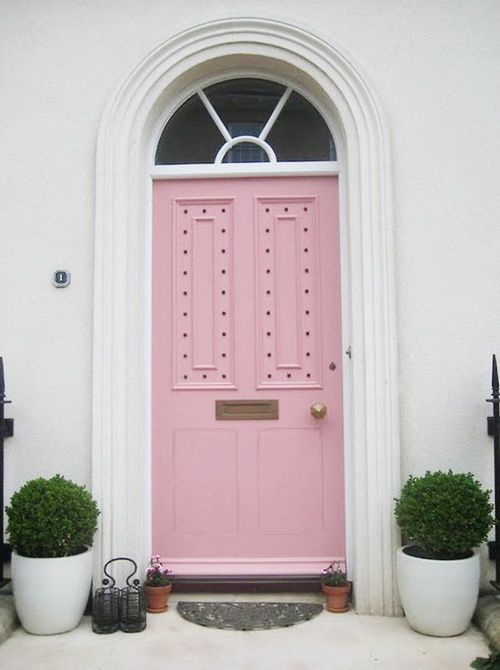 sơn cửa màu hồng.
