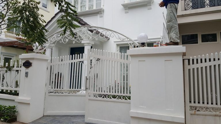 thi công mái vòm cổng bằng thép sơn trắng.